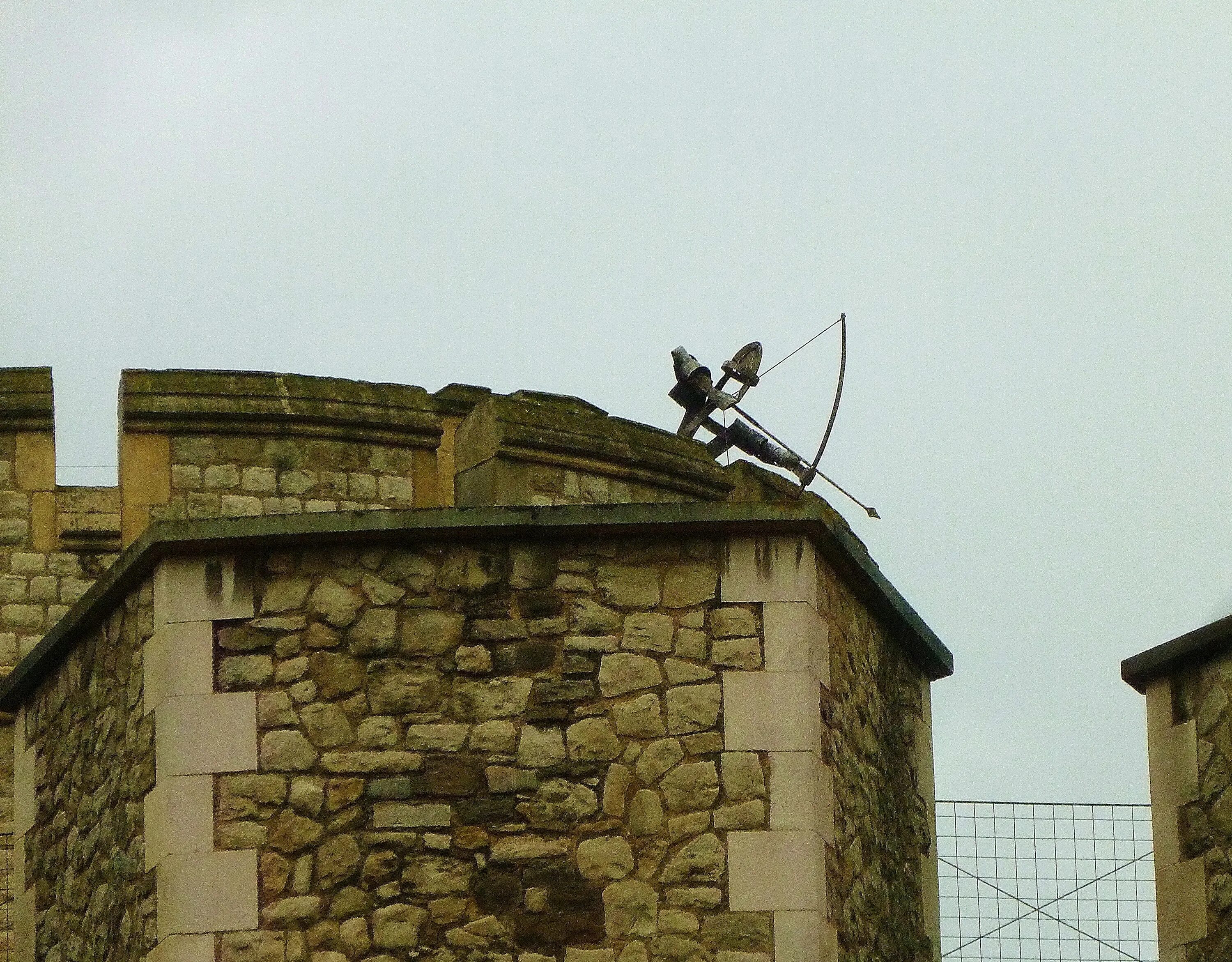 Лучники в крепости. Башня лучника. Домик лучника майнкрафт. Гелиополис осадная башня. Башня лучника.
