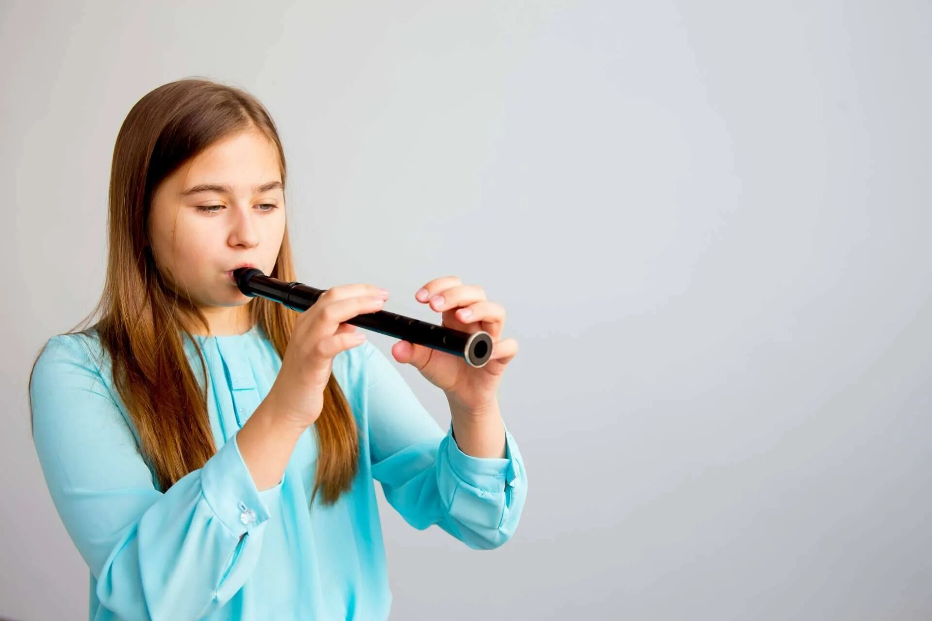 Playing flute. Дует в микрофон. Девочка играет на флейте. Девушка с дудочкой. Женщина играет на дудочке.