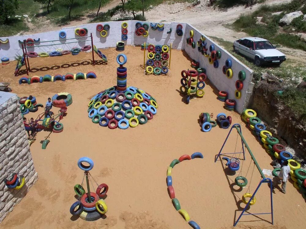 Двор развлечение. Украшения для детской площадки. Украсить детскую площадку. Игрушки для площадки в детском саду. Идеи для детской площадки.