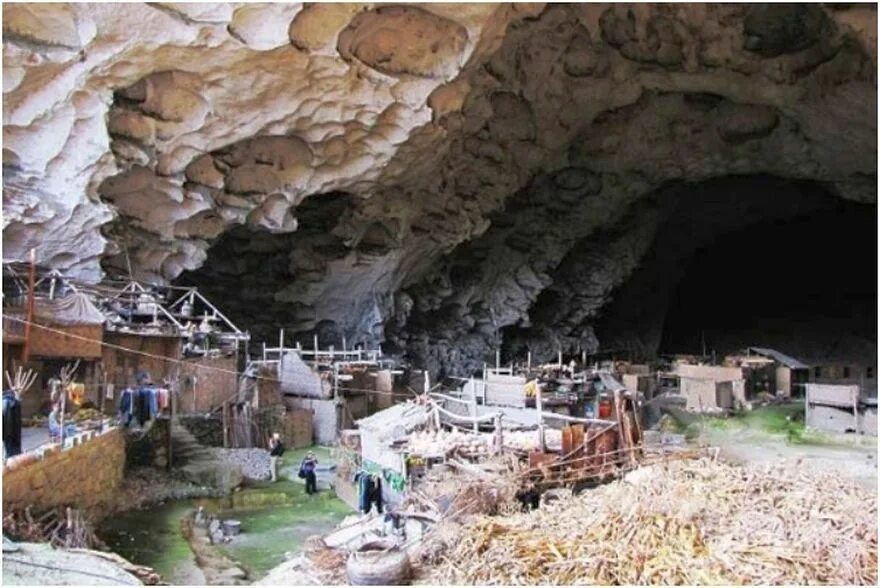 Дом в пещере у китайцев 5. Zhongdong Cave Village. Школа в пещере Гуйчжоу. Яодун в Китае. Деревня в пещере в Китае.