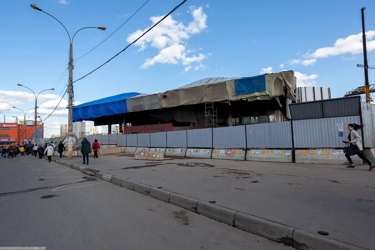 Район метро Петровско-Разумовская. Петровско Разумовский рынок 2000. Рынок Тиас метро Петровско-Разумовская. Площадь у метро Петровско-Разумовская. Петровско разумовская водный стадион