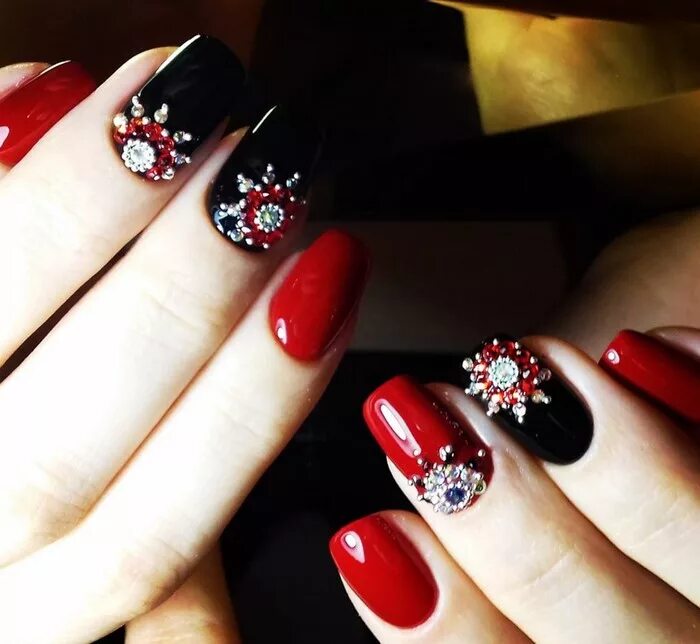 черно красный маникюр на новый год. новогодний маникюр красный с черным. новогодний маникюр красный с черным. новогодний маникюр в красно черных тонах. ногти красно черные новогодние.