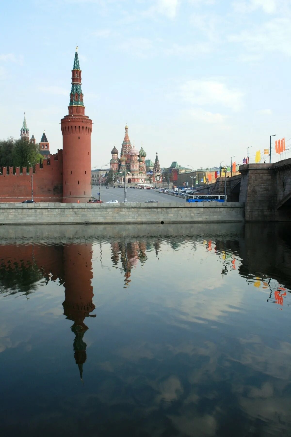 Реки около кремля. Беклемишевская башня. храм василия блаженного мост москва река. угловая арсенальная башня кремля. москва река кремль.
