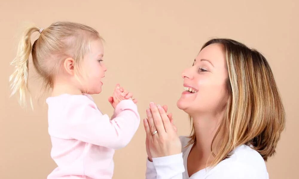 Родители и дети болтают. Ребенок хлопает в ладошки. Ладушки для детей. Пальчиковая игра ладошки. Подражание младенца.