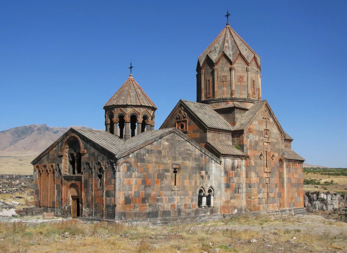 Можно ли в армянскую церковь. Ованаванк монастырь Армения. Монастырь хор Вирап в Армении. Воскепар храм Армения. Церковь св. Аствацацин Армения.