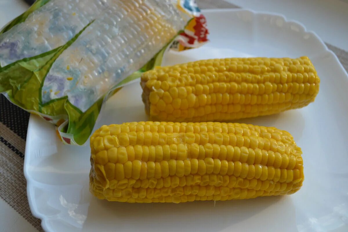 Кукуруза доле. Большая кукуруза. Кукуруза вареная в вакууме. Кочан кукурузы. Кукуруза, вакуумная упаковка.