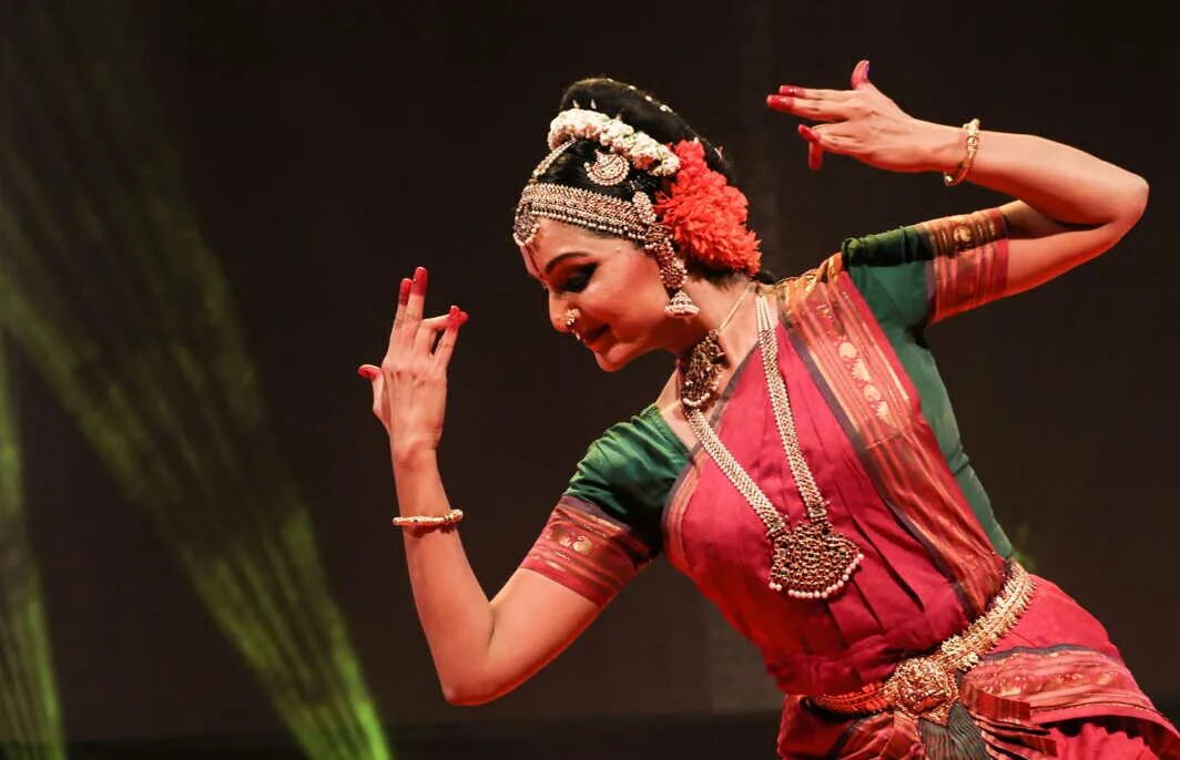 Кучипуди в книге рекордов гиннесса. Кучипуди в книге рекордов гиннесса. Кучипуди на фасаде. Индийский костюм для танца. Тапасья школа кучипуди падма.