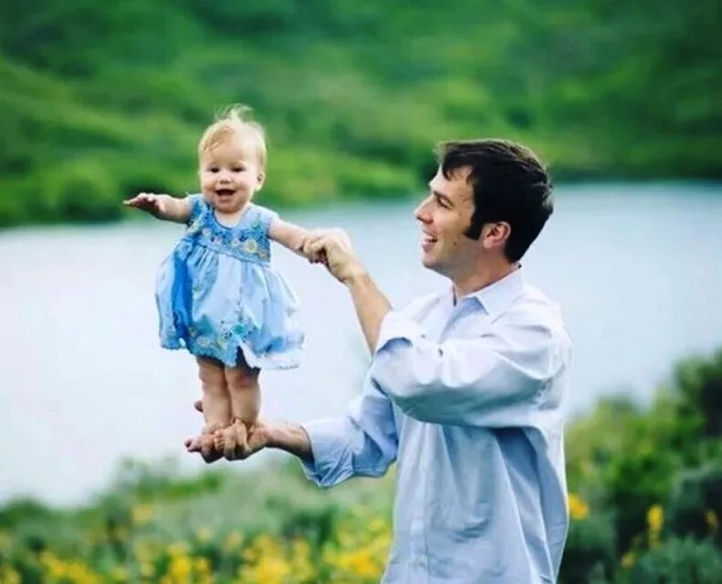 Папа держит дочку. Ребенок держит. Мужчина с ребенком. Отец держит ребенка на руках. Мужчина держит ребенка.