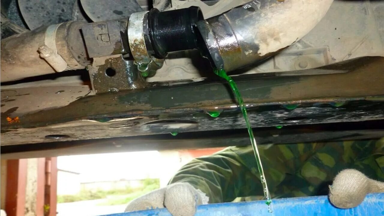 Приспособление для слива антифриза. Охлаждающая жидкость в камри 50. Доливка антифриза. Антифриз. Как поменять антифриз полностью.