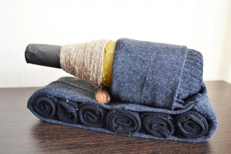 подарок на 23 февраля из носков. оригинальный подарок из полотенца. красиво сложить носки для подарка. подарок на 23 февраля!. идеи упаковки носков.