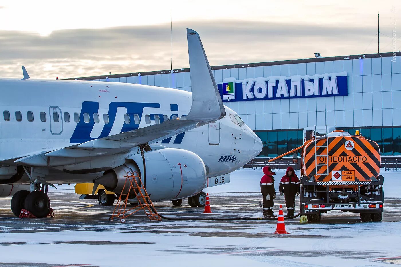 Рейс уфа когалым. Аэропорт Ханты-Мансийск. Аэропорт Ханты-Мансийск самолет. Аэропорты ХМАО. Город Когалым аэропорт.