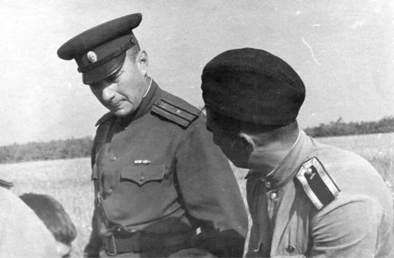 капитан 3 ранга василишин юрий петрович. командир 10 роты. батальон 1994. врту выпуск офицеров 1967. курсанты кввпау ссср 1978 - 82 годы.