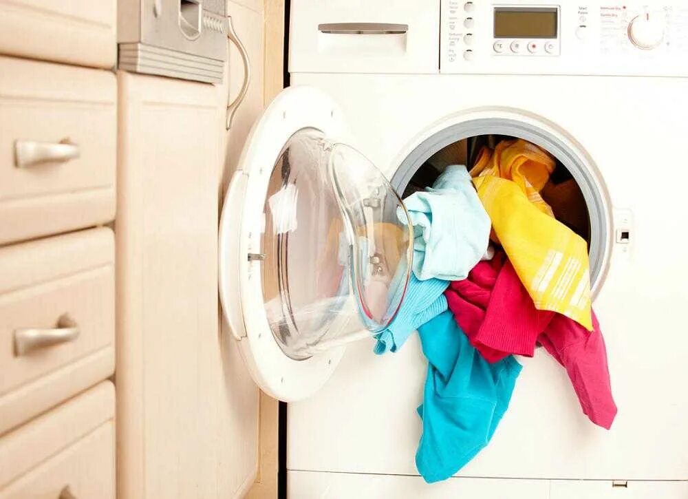 Стиральная машинка стирает белье. Стиральная машина c dtoavb. Стиральная машина с бельем. Одежда в стиральной машине. Цветные вещи в стиральной машине.