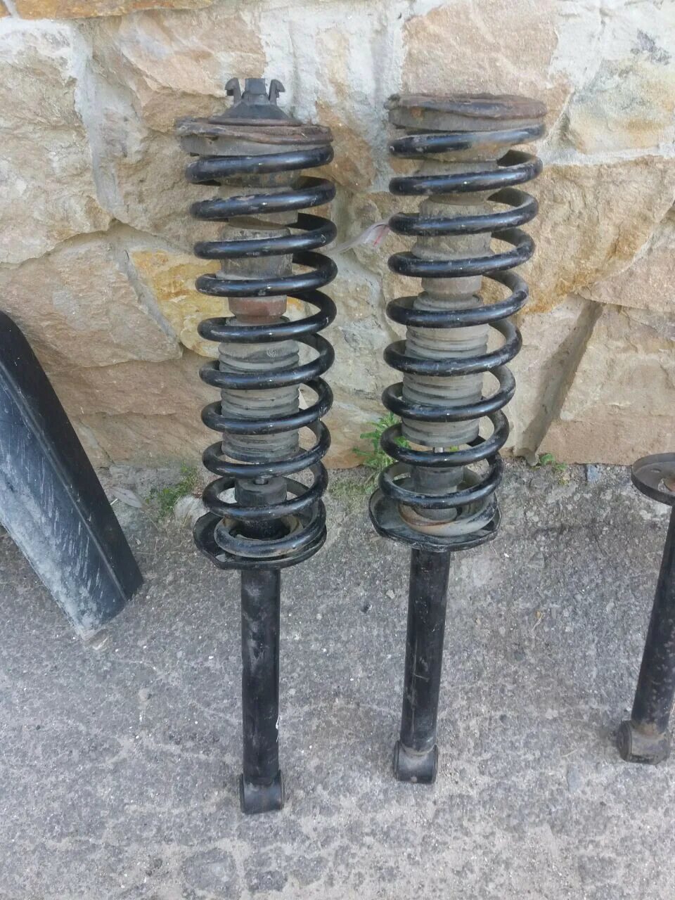 Амортизаторы фольксваген пассат б3. Задние амортизаторы volkswagen passat b3. Задний амортизатор пассат б3. Пружины пассат б3. Задние стойки volkswagen passat b3.