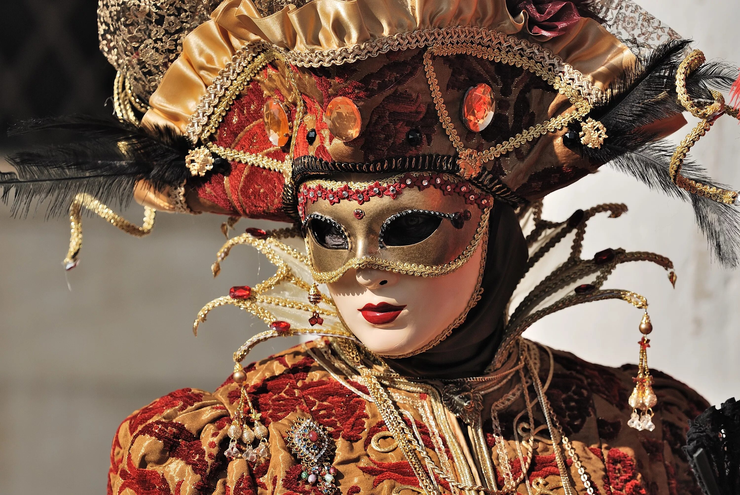 Венецианский карнавал Коломбина. Маска Венецианского карнавала Коломбина. Венецианская дама (dama di Venezia). Венецианский маскарад 2022. Карнавальный человек