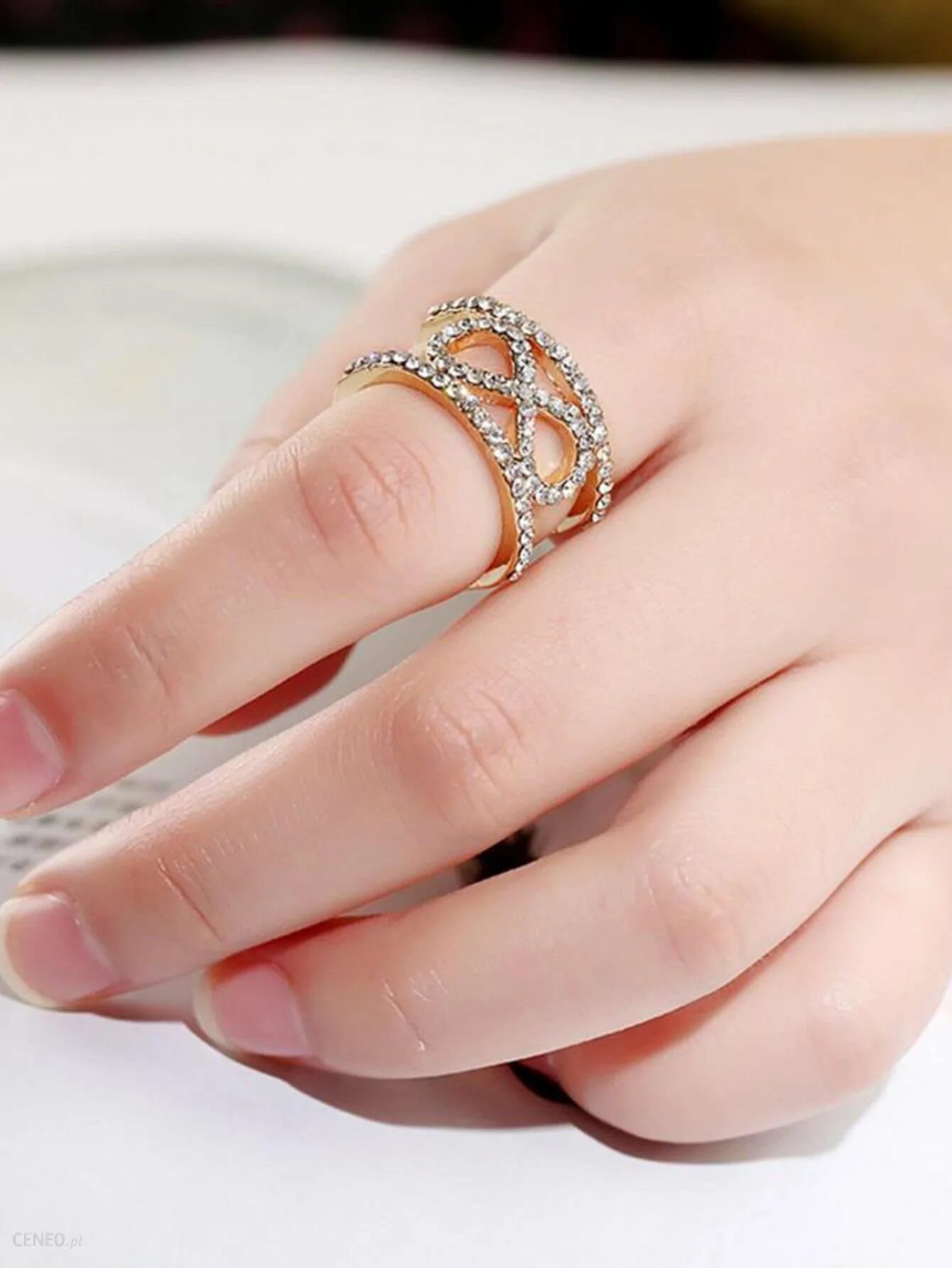 Красивое кольцо на палец. Красивые кольца. Кольцо женское. Красивые женские кольца. Модные женские кольца.