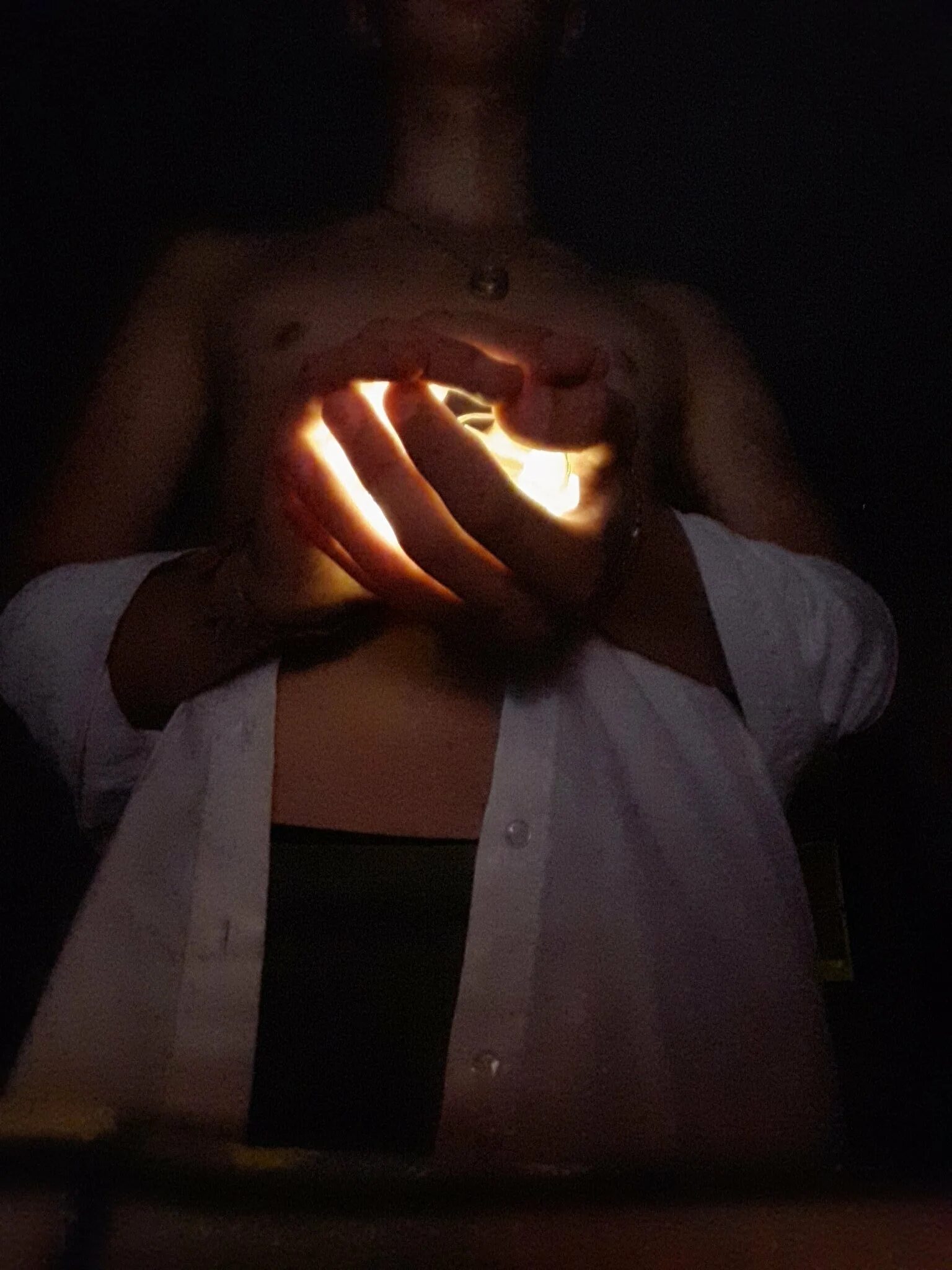 Сердце горит картинки. Горящее сердце. горящее сердце в руках. сгоревшее сердце. человек с горящим сердцем.