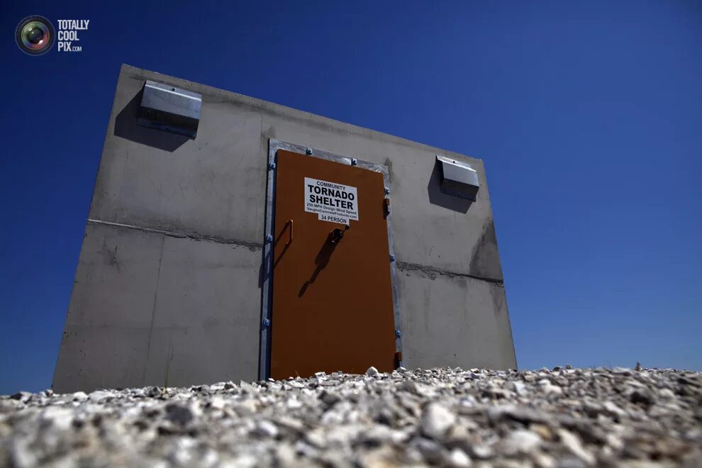 укрытие от смерча. люди прячутся от торнадо. куполообразный дом от торнадо. убежище от торнадо. подвал от торнадо.