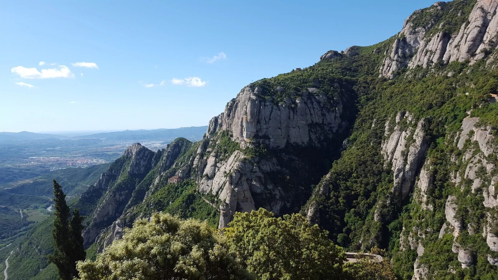 Amazing view. Гора Монтсеррат в Испании. Испания кантабрийские горы. Горный массив Монтсеррат Испания. Вершина горы Монсеррат.