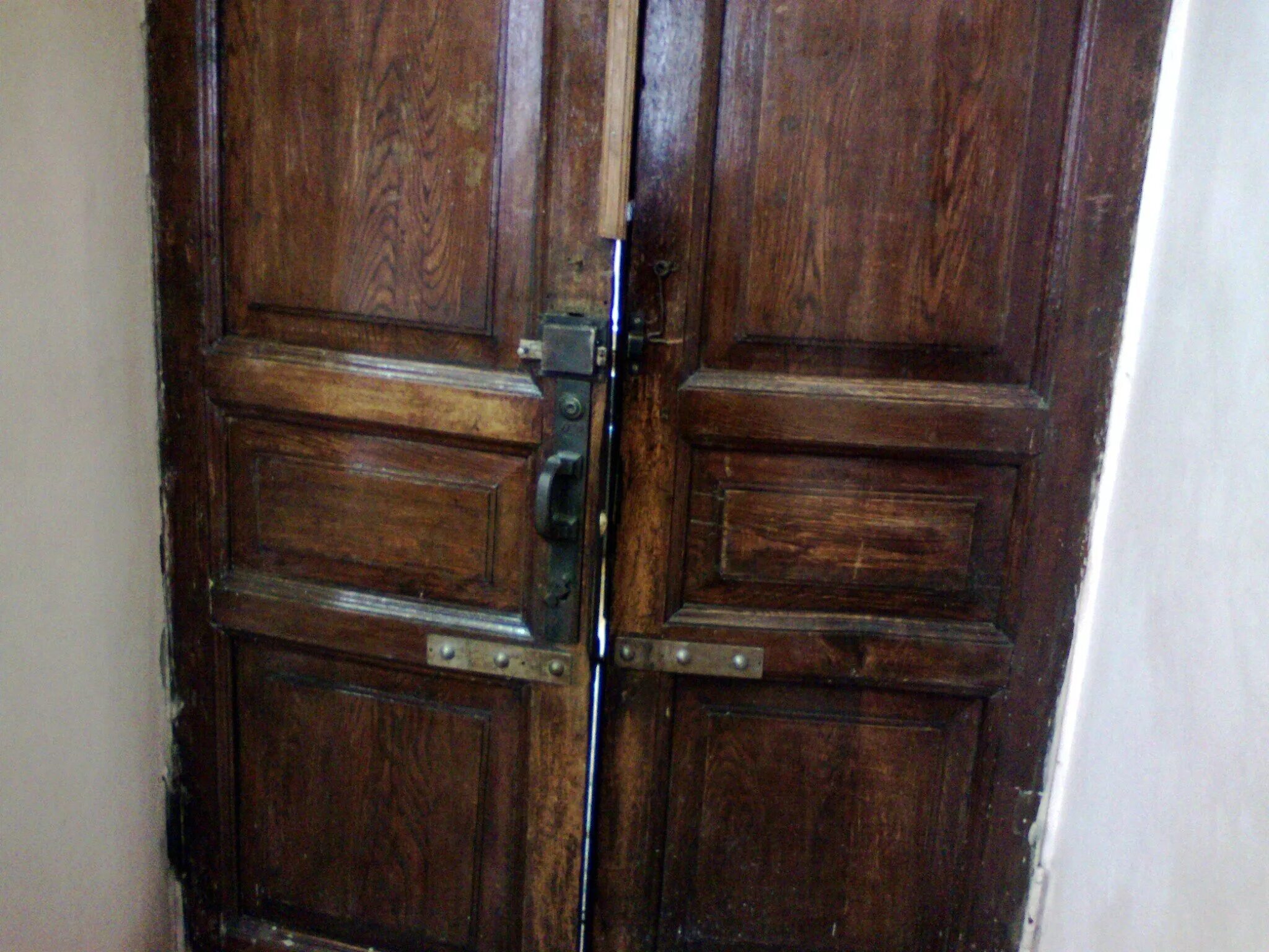 Скрип открывающейся двери. Старая дверь. Старинная дверь. Старая дверь в квартиру. Советские деревянные двери.