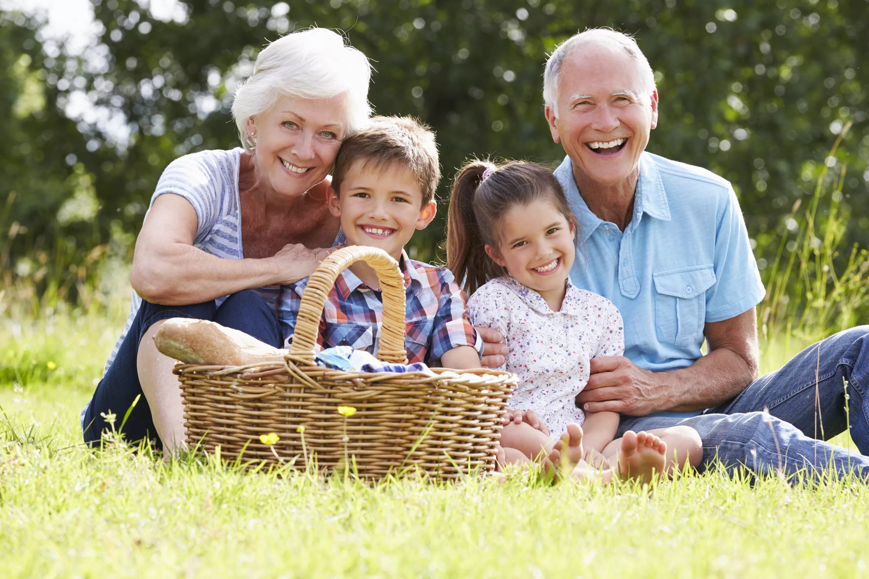 Do your grandparents. Бабушка и дедушка с внуками. Счастливые бабушка и дедушка с внуками. Бабушка и дедушка с внуками в парке. Дед с внуком на пикнике.