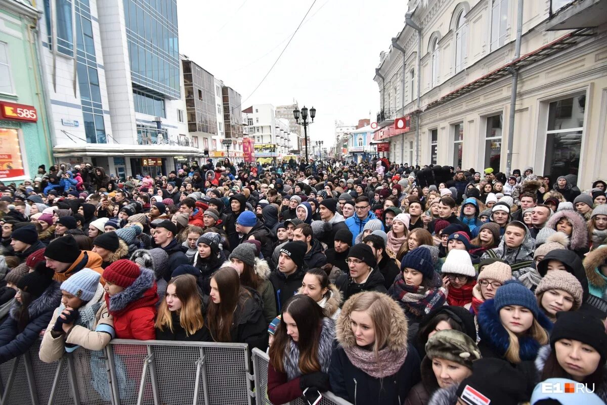 На улице было много народу