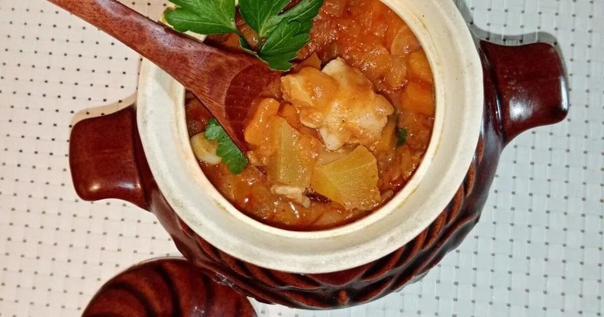 Рагу в горшочках с мясом. Рагу в горшочках. курица с овощами в горшочке. рагу из говядины в горшочке.
