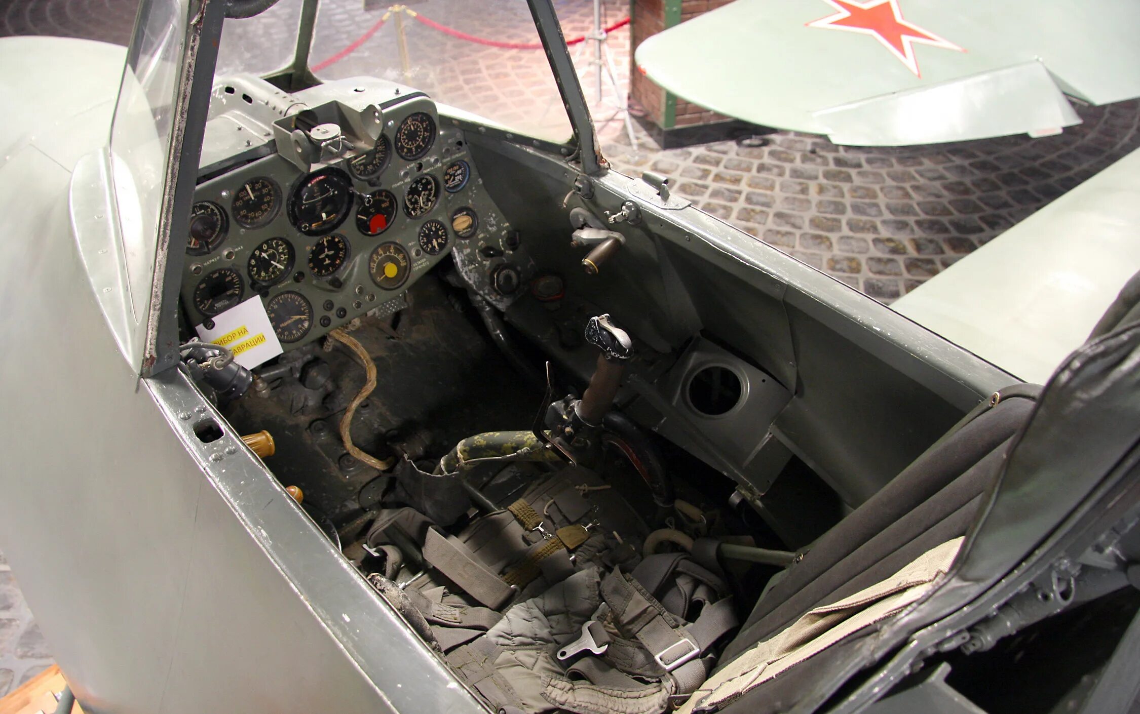 Кабина як. Кабина як-3. yak 3 кабина. як-3 кокпит. кабина истребителя як-3.