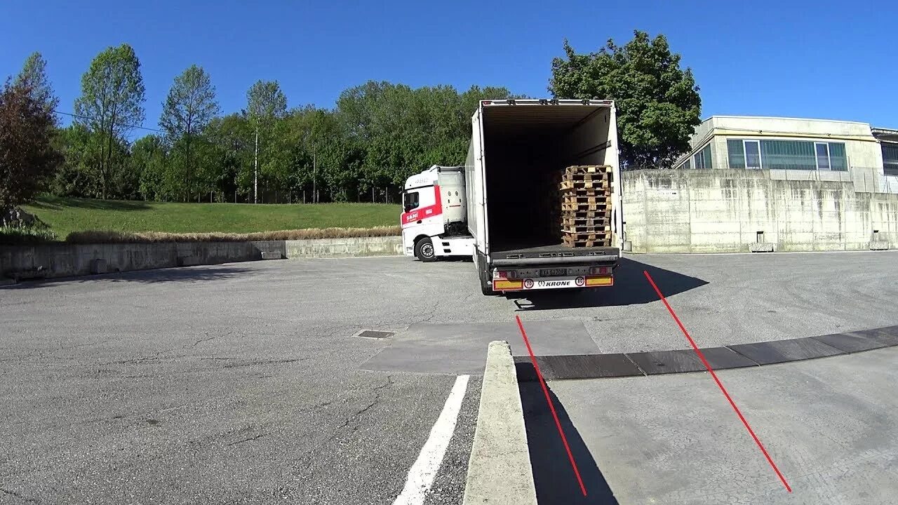 Вождение прицепа задним ходом. Маневрирование с легковым прицепом задним ходом. Стоянка фур. Задний ход на фуре. Заезд под рампу на фуре.