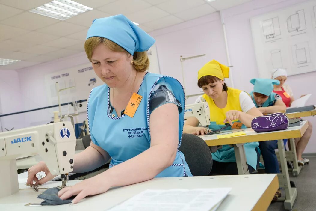 Девушка за швейной машинкой. Продавец швея. Продавец швея. Продавец швея. Швея бизнес.