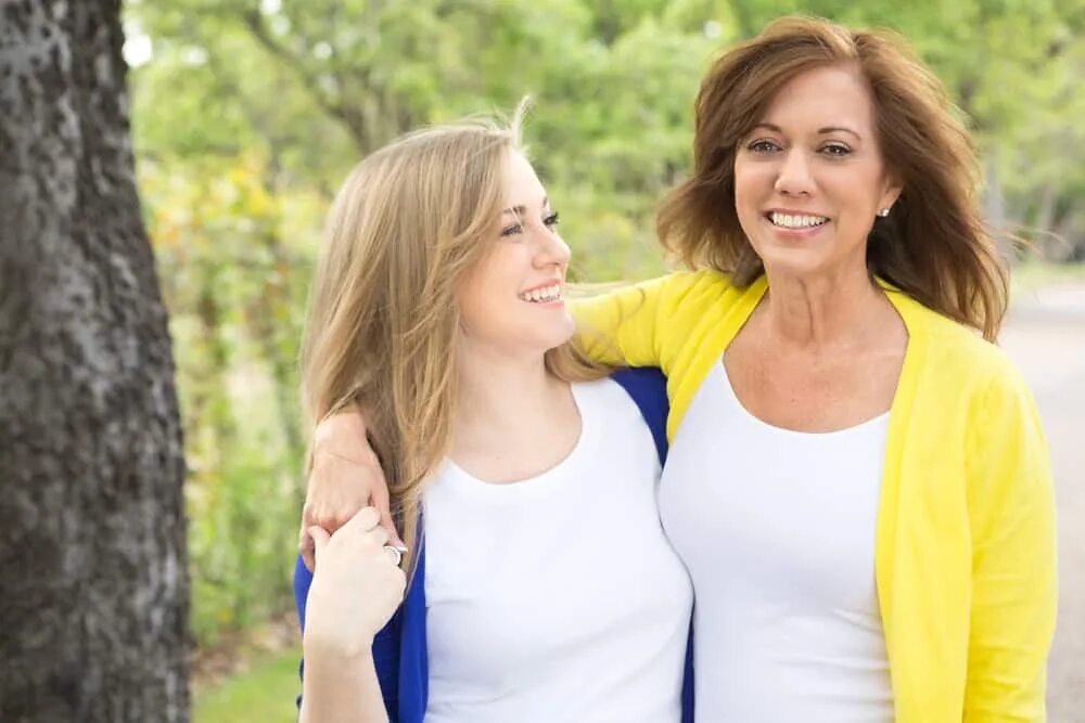 Женщины хотят дочек. Мама с дочкой смеются. Красивая мама с дочкой. Женщины хотят дочек. Мама и дочка.