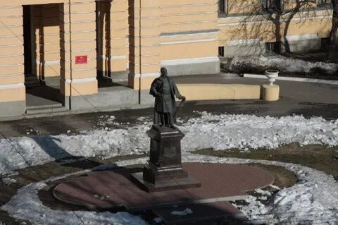 Памятник двор