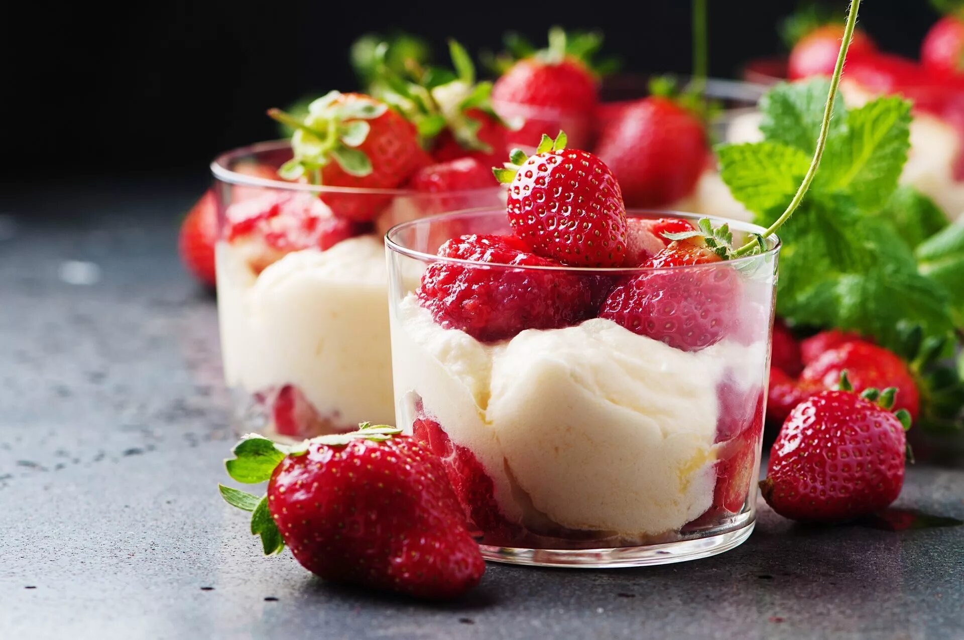 Включи вкусный. Земляника Арно мороженое. Десерт Strawberries Arnaud. Десерт со взбитыми сливками и фруктами. Десерт с клубникой и сметаной.
