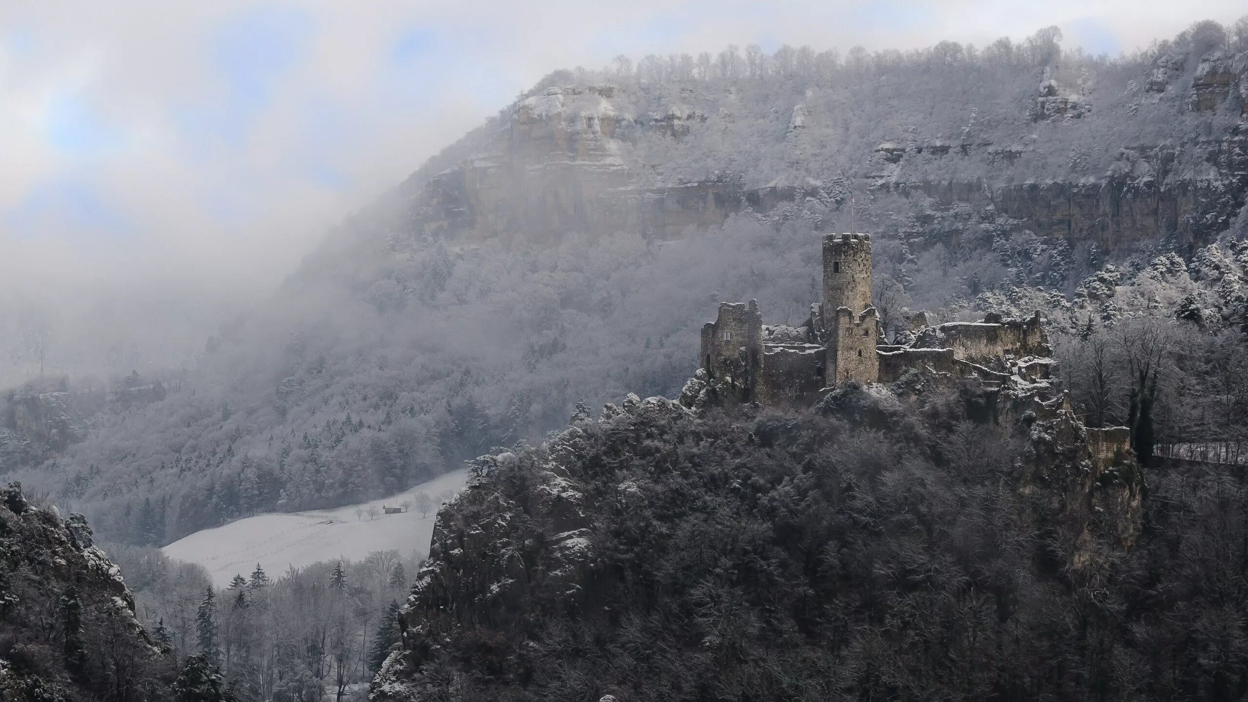 Гора на которой стоял дом была. Замок Falkenstein. Развалины замка Клифф, Германия. Фалькенштейн замок Германия. Каменистый ландшафт горы холмы замок Швейцария.