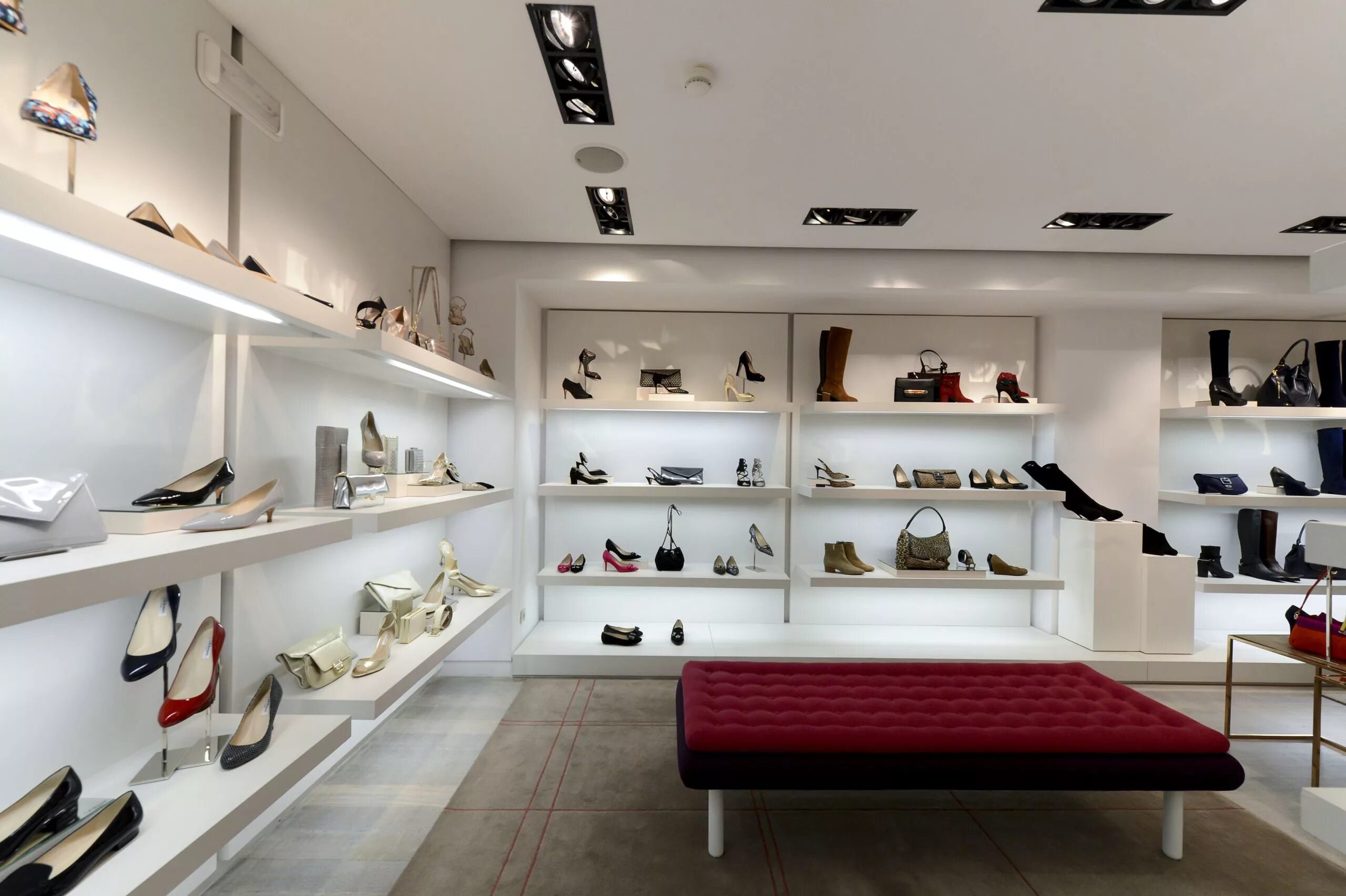 Магазины качественной обуви. Магазины качественной обуви. Витрина обувного магазина. Бутик обуви интерьер. Современные бутики.