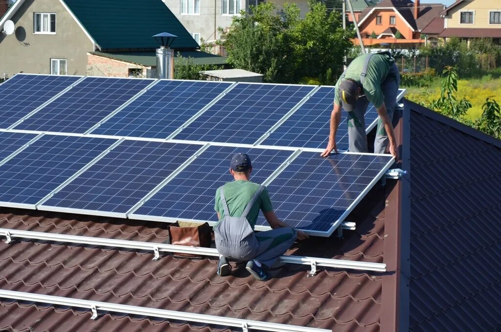Солнечные батареи на крыше. Утилизация солнечных панелей. Солнечные панели на даче. Солнечные панели в многоквартирном доме. Солнечные панели на крыше дома.