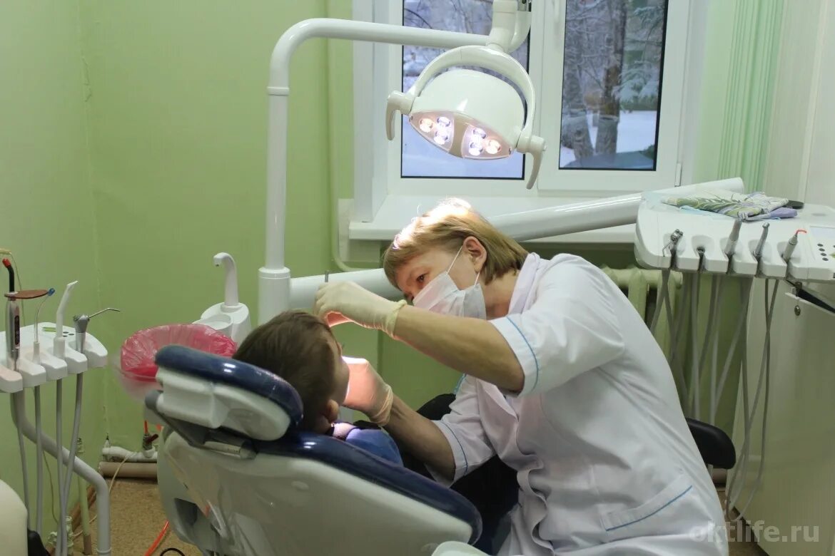 Детская поликлиника врач стоматолог. Стоматолог поликлиника. Стоматологическая поликлиника зуб. Зубной врач поликлиника.