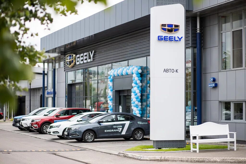 Avto c. Дилерский центр Geely. Автосалон фасад. Автомобиль дилерского центра Geely. Салон Джили дилерский центр.