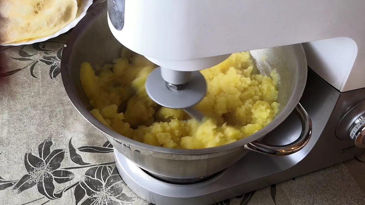 Как блендером сделать пюре. Комбайн для картофельного пюре. картофель пюре на комбайне. кухонный комбайн с насадкой для пюре. насадка для приготовления картофельного пюре.