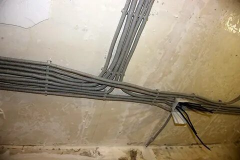 Прокладка кабеля в гофре по потолку