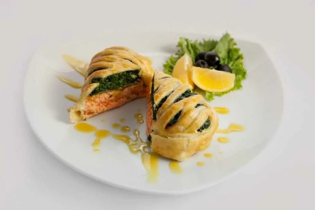 Фаршированная скумбрия с желатином и яйцом и морковью. Ресторанные закуски. Горячая закуска из рыбы. Необычная подача рыбы. Закуски в ресторане.