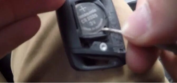 Как поменять батарейку а7. Как поменять батарейку а7. Батарейка в ключе шкода октавия а7. Skoda octavia a7 батарейка ключа. Батарейка в ключ шкода октавия.