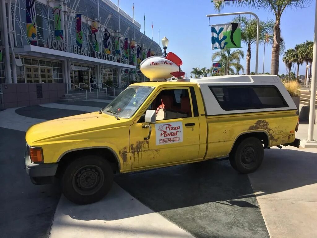 Pizza planet cars. Toyota hilux pizza planet. Pizza planet truck. Pizza planet truck. Грузовик планета пицца.