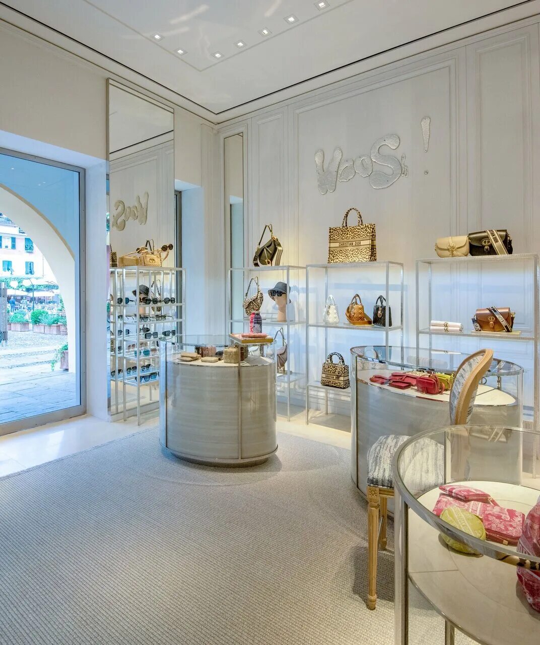 Piazza italia бендеры. магазинчик на углу. маленькие магазинчики рим. бутики италии. труссарди магазины в москве.