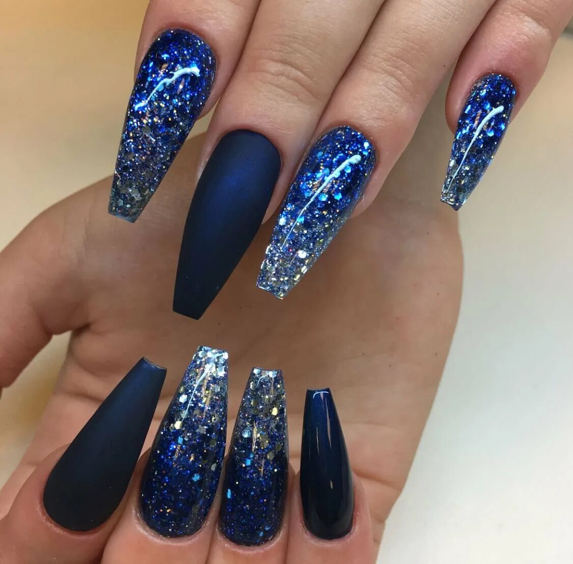 Маникюр длинных блестками ногтей. Ногти синие с блестками. Маникюр синий с блестками. Блестящие ногти. Красивые блестящие ногти.