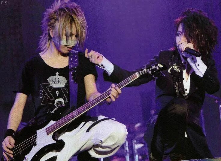 Басист рейта. Рейта the gazette. рейта the gazette 2025. the gazette руки и рейта. gazette группа руки.