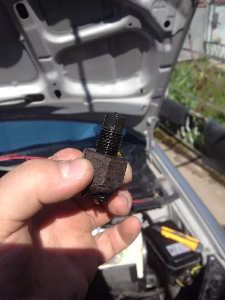 Датчик заднего хода хендай гетц. Хендай ай 35 фишка заднего хода. Датчик заднего хода хендай гетц 1. Не выключается задний ход. Датчик задней передачи калина.