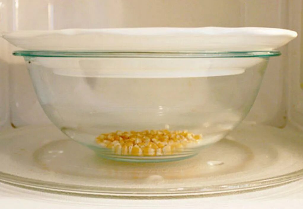 Можно ли ставить тарелки в микроволновку. Посуда для приготовления попкорна в микроволновке. Попкорн в микроволновке. Миска в микроволновке. Попкорн микроволновка.