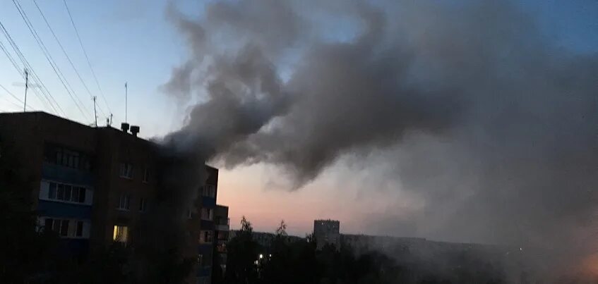 Горящий дом 123 ижевск. Пожар кизнер. Горит дом ижевск. Школа на улице горит. Пожар на предприятии.