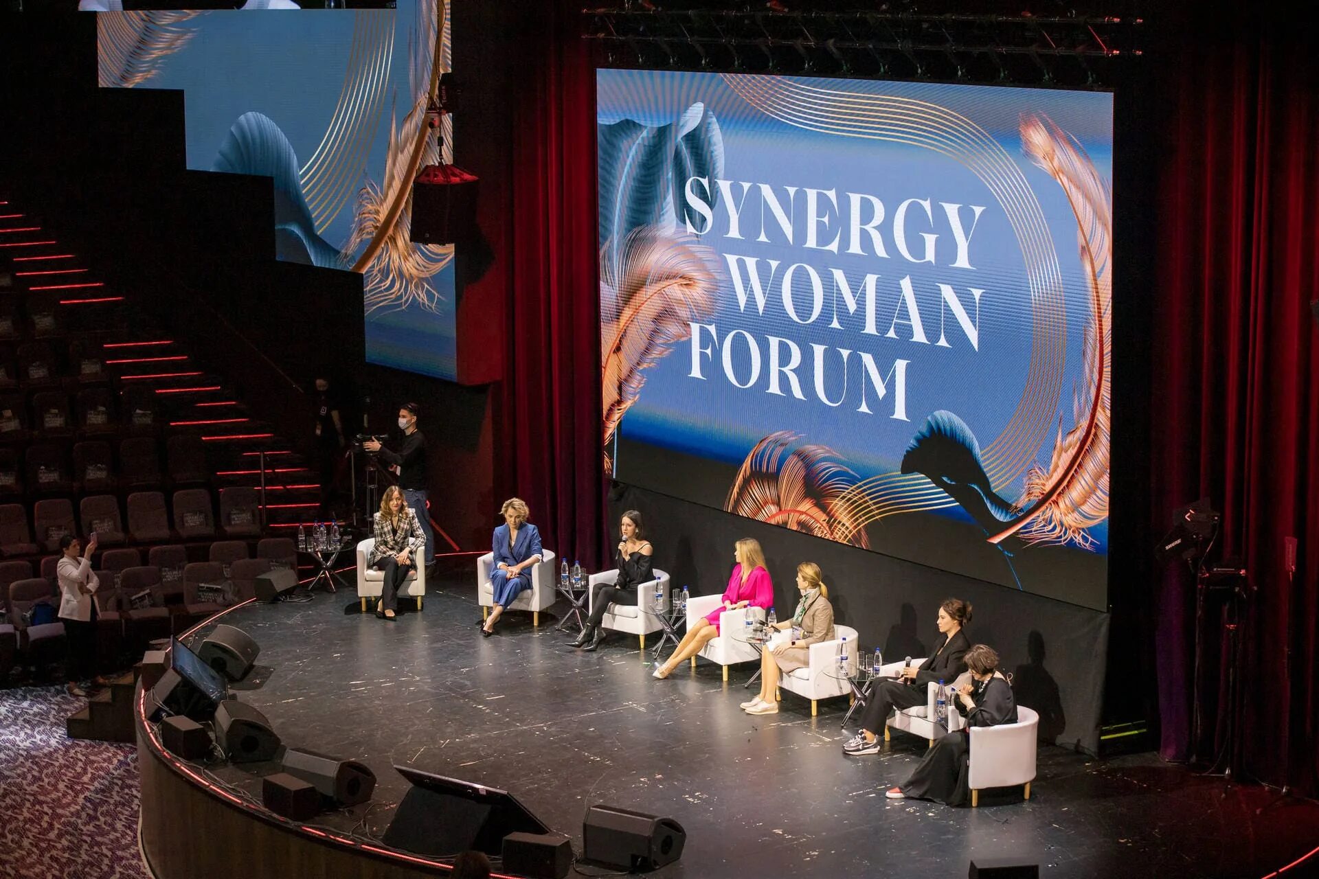 Synergy woman forum 2021. Форум женщина на сцене. Главные женщины России спикеры СИНЕРГИЯ. Vegas city hall отзывы